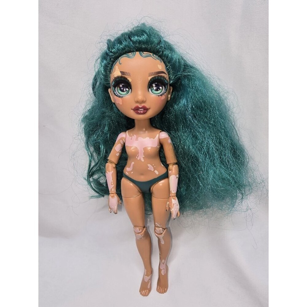 Rainbow High Jewel Richie Emerald Green Fashion Doll with Vitiligo Nude